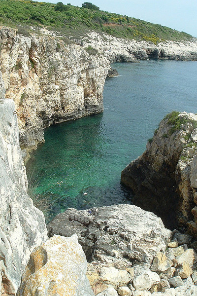 Chorwacja | Co odważniejsi turyści, skaczą ze skał do wody