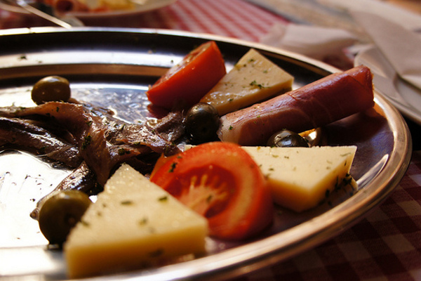 Chorwacja | Paški ser idealnie komponuje się z wędzoną szynką, oliwkami i anchois